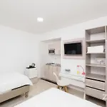 Hotel On By Zenya Host