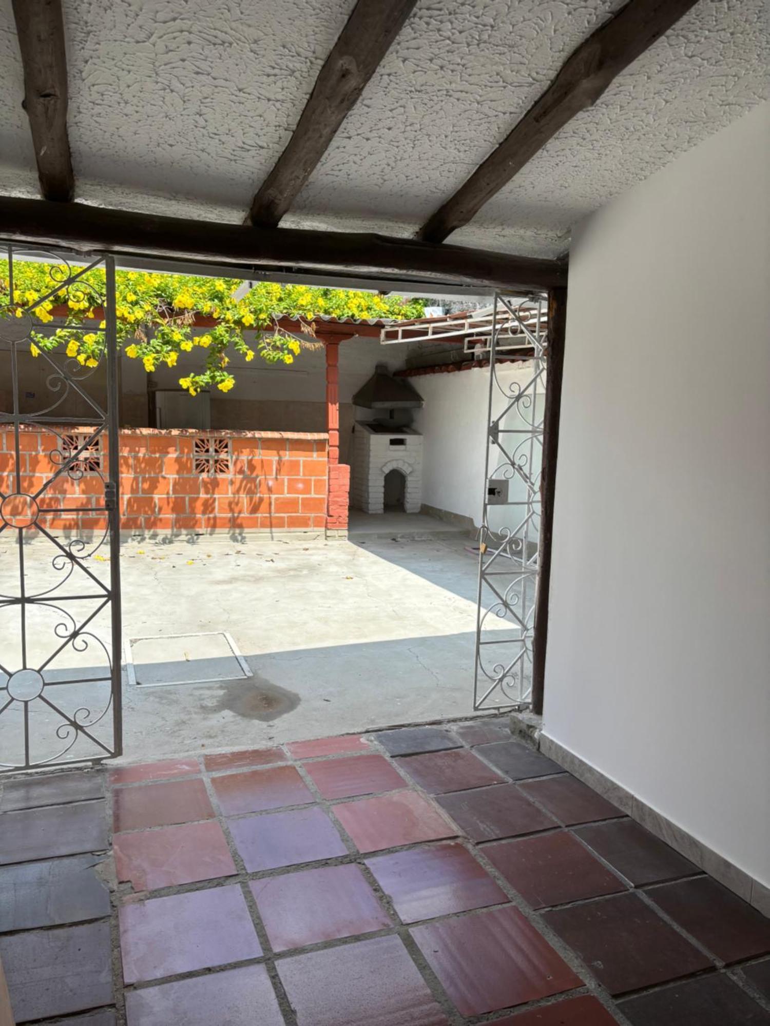 Casa Completa Grande Cerca De Estadio Tequendama Сasa de vacaciones