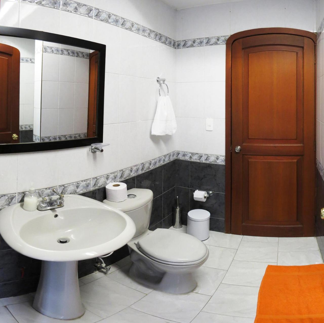 Casa Paraiso Ciudad Jardin Bed & Breakfast Cali