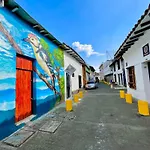 Casa colonial en pleno centro histórico de Cali- Se alquila la casa entera para 10 o 11 personas o por habitaciones