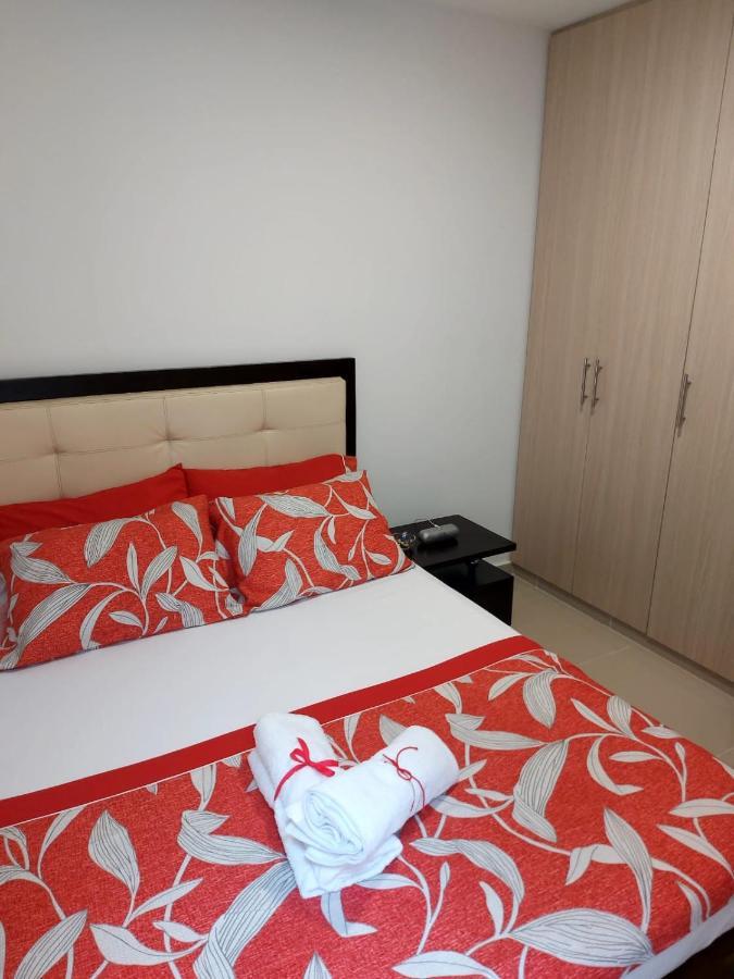 Comoda Privada En Apto Con Piscina ! Homestay