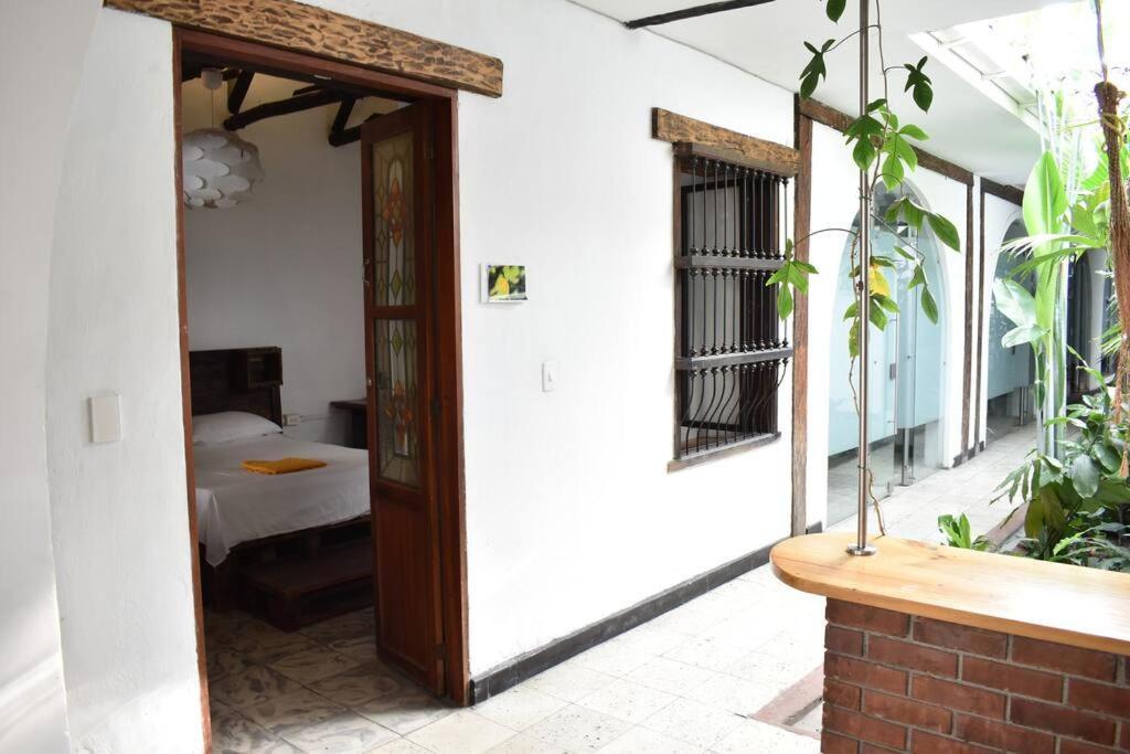 Casa Colonial En Pleno Centro Histórico De Cali- Se Alquila La Casa Entera 10 O 11 Personas O Por Habitación en casa particular *