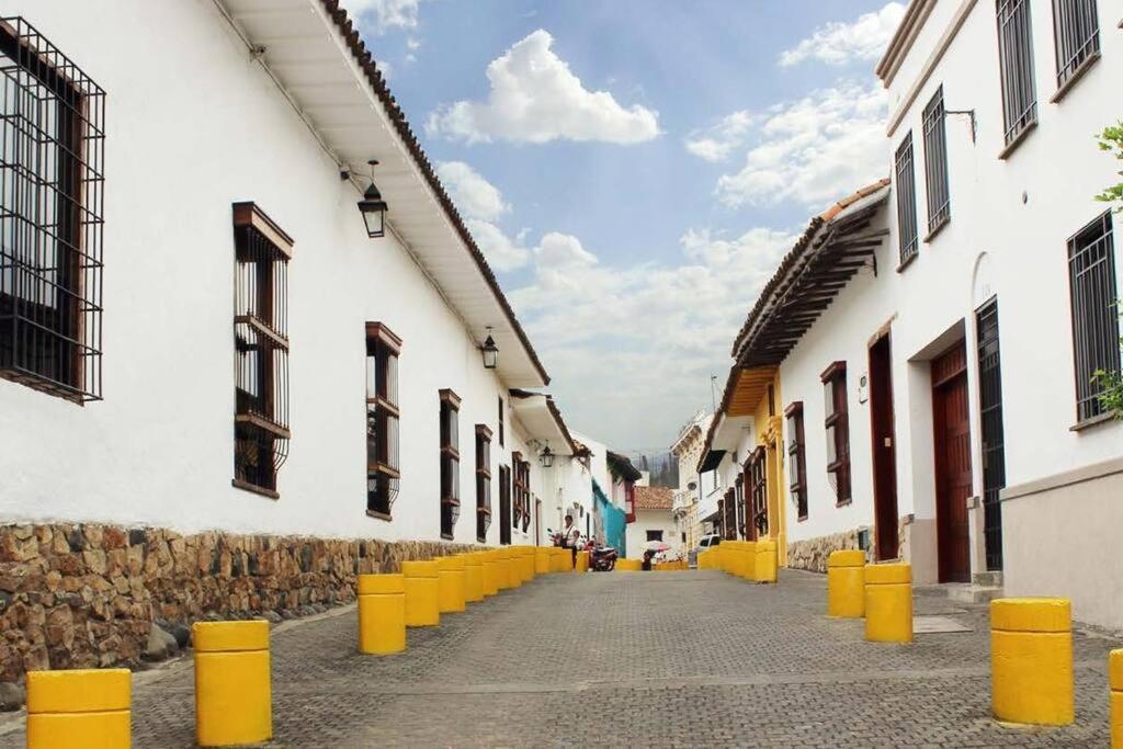 Casa Colonial En Pleno Centro Histórico De Cali- Se Alquila La Casa Entera 10 O 11 Personas O Por *