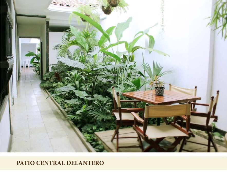Habitación en casa particular Casa Colonial En Pleno Centro Histórico De Cali- Se Alquila La Casa Entera 10 O 11 Personas O Por *