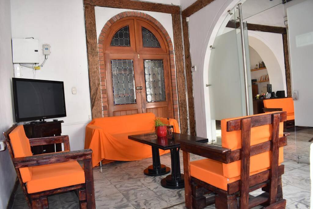 Habitación en casa particular Casa Colonial En Pleno Centro Histórico De Cali- Se Alquila La Casa Entera 10 O 11 Personas O Por