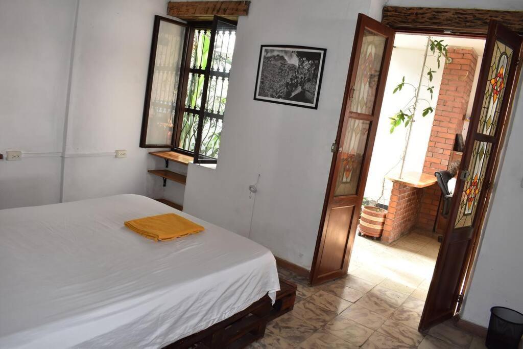 Casa Colonial En Pleno Centro Histórico De Cali- Se Alquila La Casa Entera 10 O 11 Personas O Por Habitación en casa particular *