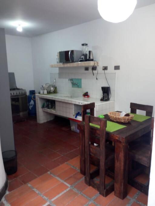 Casa Colonial En Pleno Centro Histórico De Cali- Se Alquila La Casa Entera 10 O 11 Personas O Por