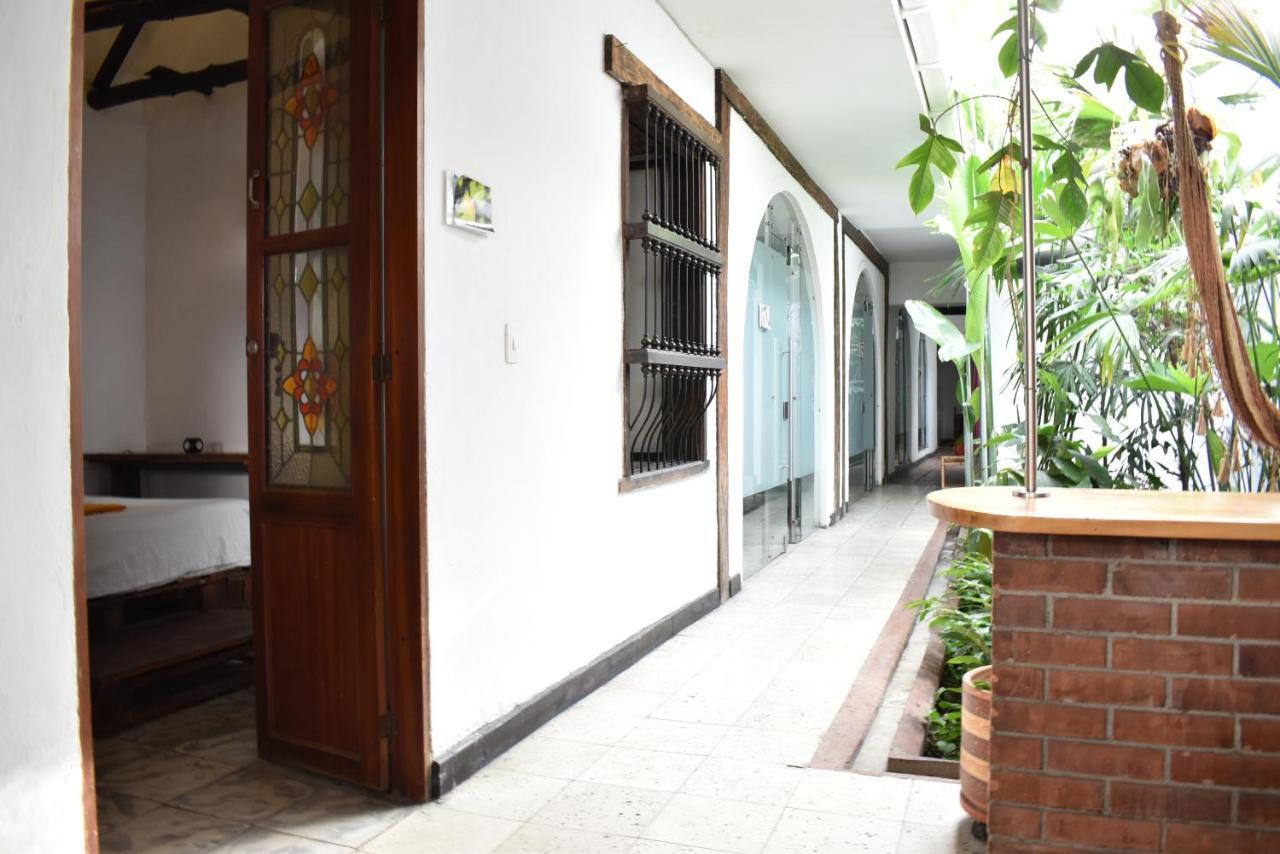 Casa Colonial En Pleno Centro Histórico De Cali- Se Alquila La Casa Entera 10 O 11 Personas O Por