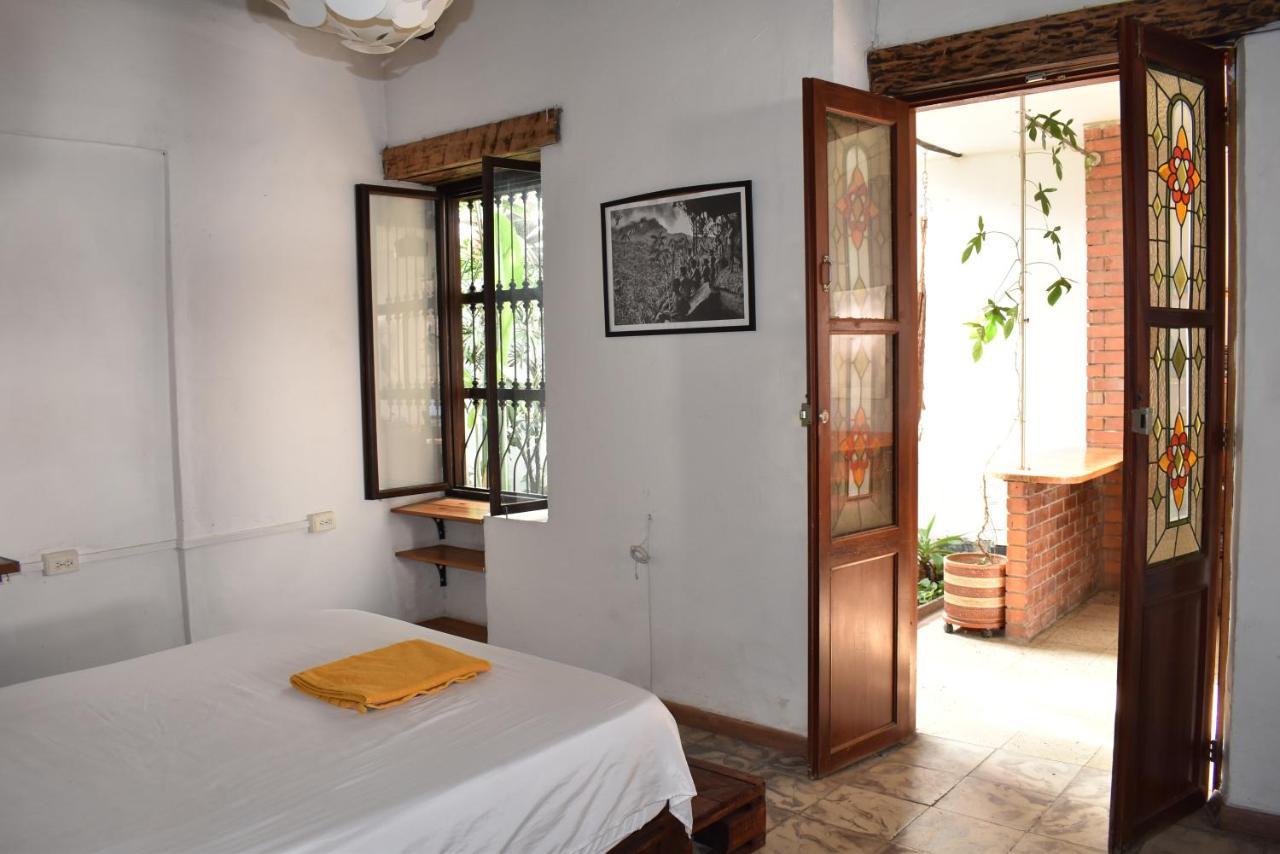 Casa Colonial En Pleno Centro Histórico De Cali- Se Alquila La Casa Entera 10 O 11 Personas O Por Habitación en casa particular