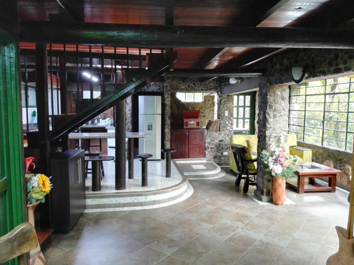 Chalet Al Lado Del Rio Pance * Cali