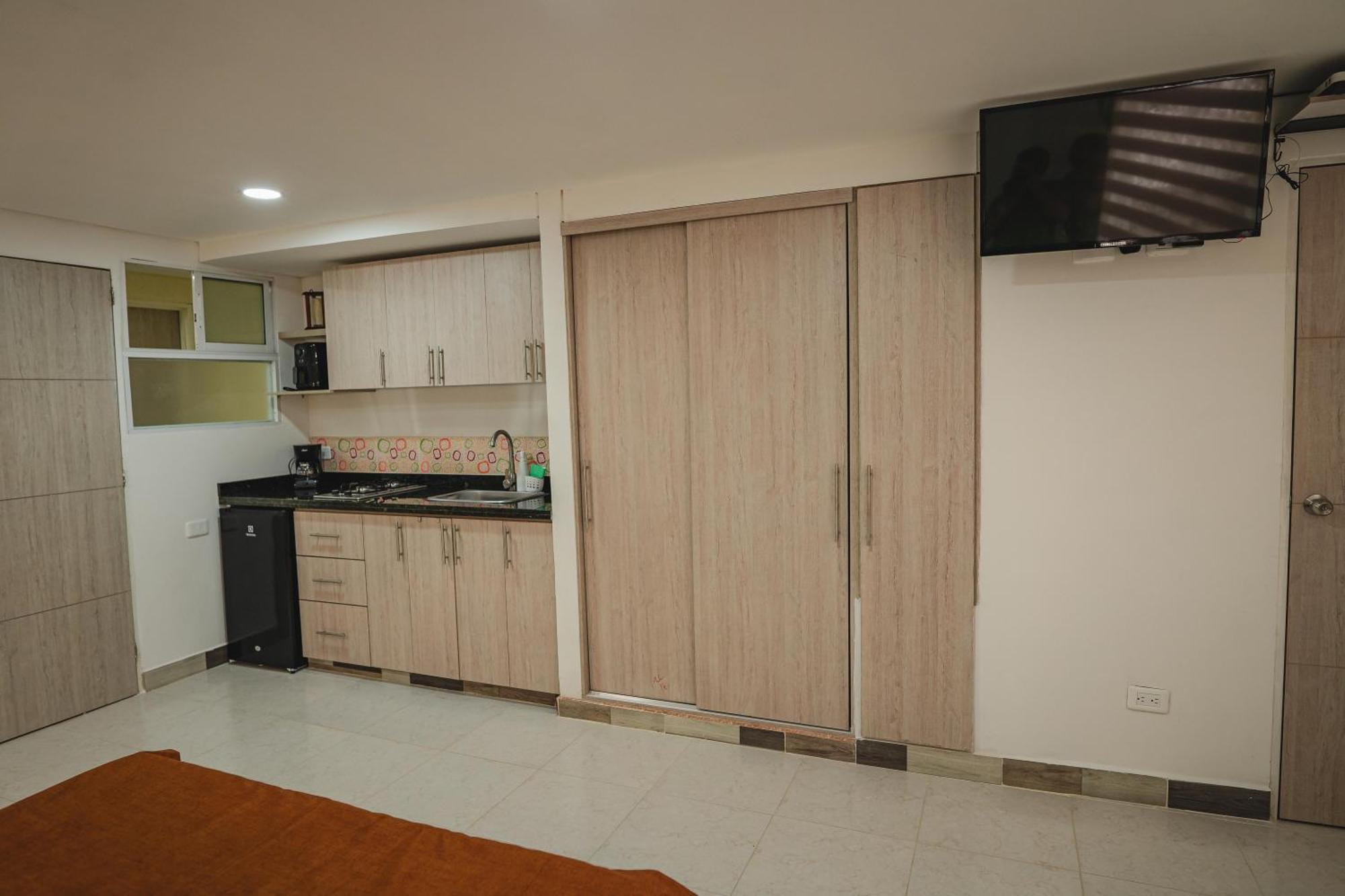 Flora New & Beautiful With Rooftop Apartment *