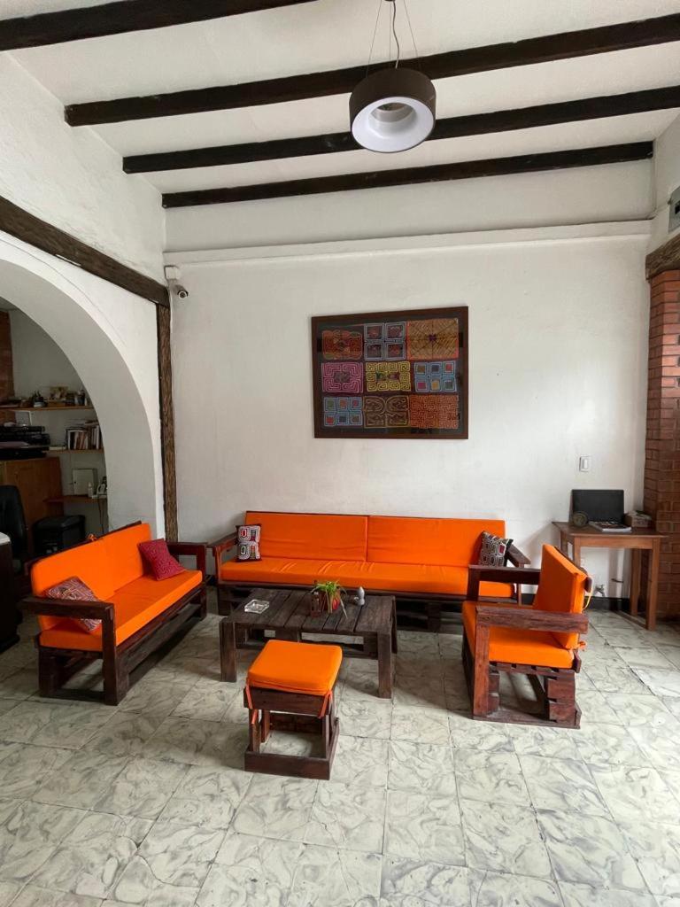 Casa Colonial En Pleno Centro Histórico De Cali- Se Alquila La Casa Entera 10 O 11 Personas O Por