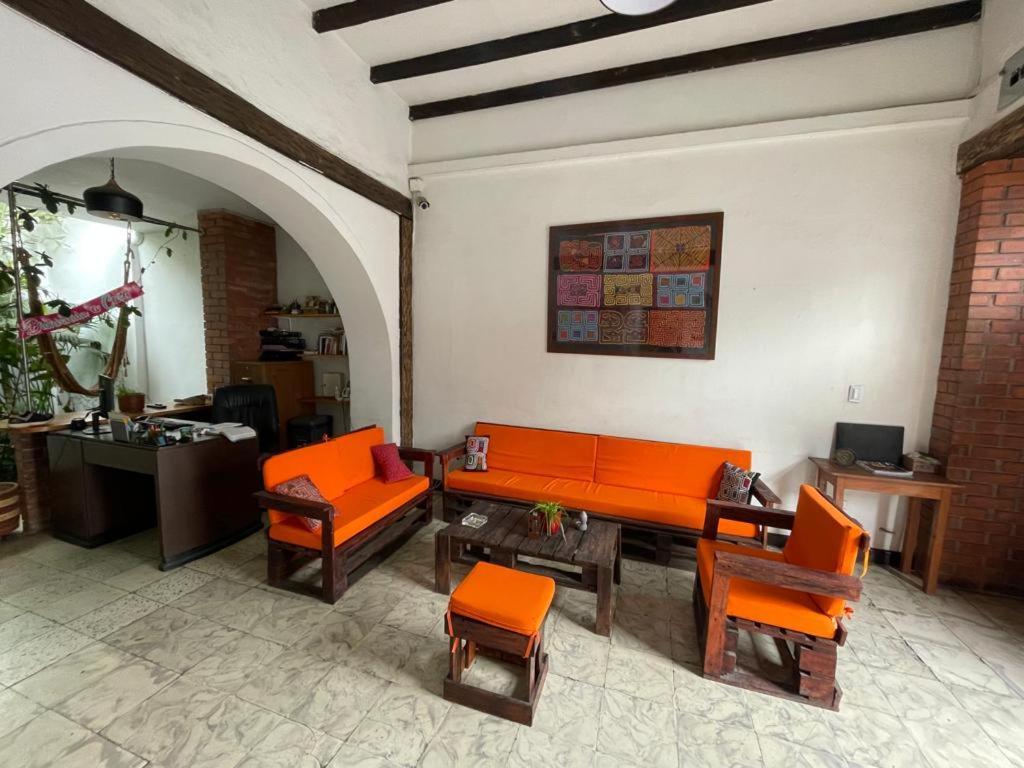 Casa Colonial En Pleno Centro Histórico De Cali- Se Alquila La Casa Entera 10 O 11 Personas O Por Habitación en casa particular *