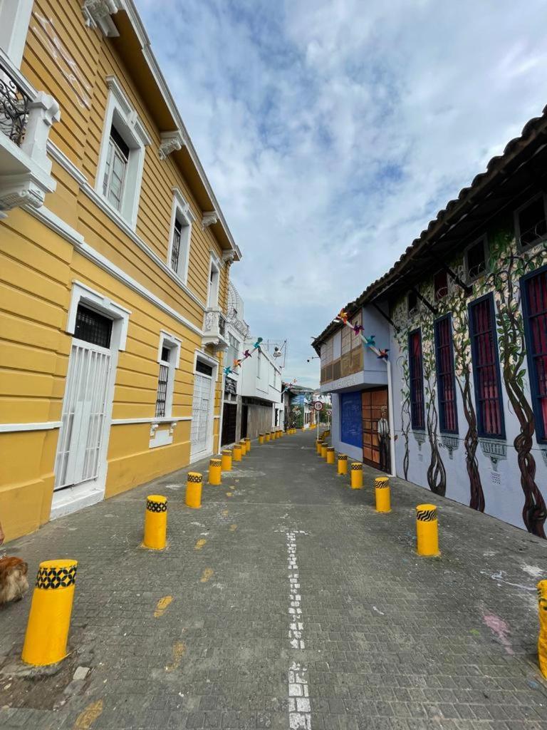 Casa Colonial En Pleno Centro Histórico De Cali- Se Alquila La Casa Entera 10 O 11 Personas O Por Cali