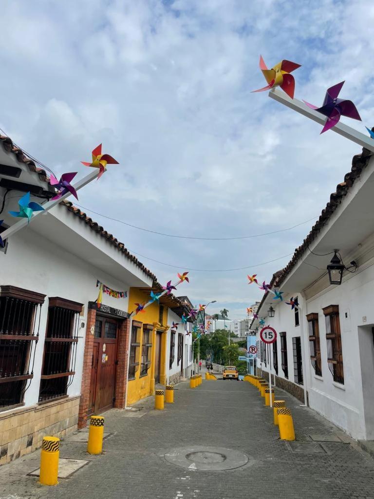 Habitación en casa particular Casa Colonial En Pleno Centro Histórico De Cali- Se Alquila La Casa Entera 10 O 11 Personas O Por