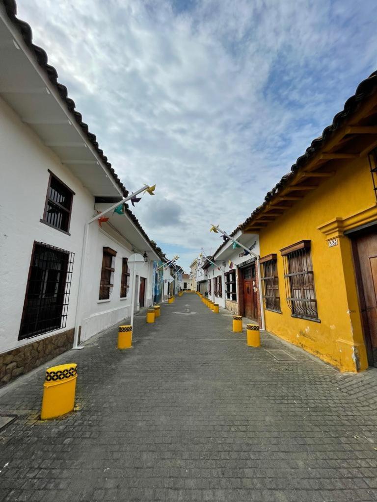 Habitación en casa particular Casa Colonial En Pleno Centro Histórico De Cali- Se Alquila La Casa Entera 10 O 11 Personas O Por *