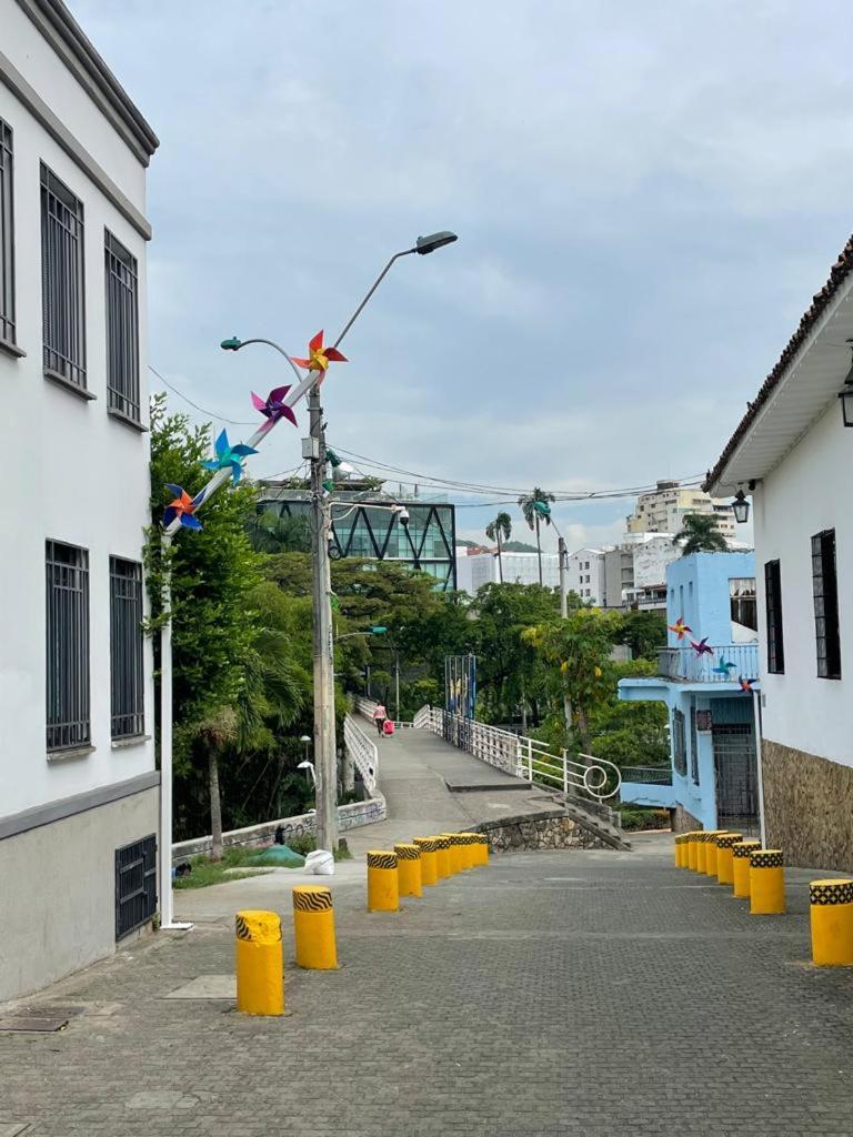Habitación en casa particular Casa Colonial En Pleno Centro Histórico De Cali- Se Alquila La Casa Entera 10 O 11 Personas O Por Cali