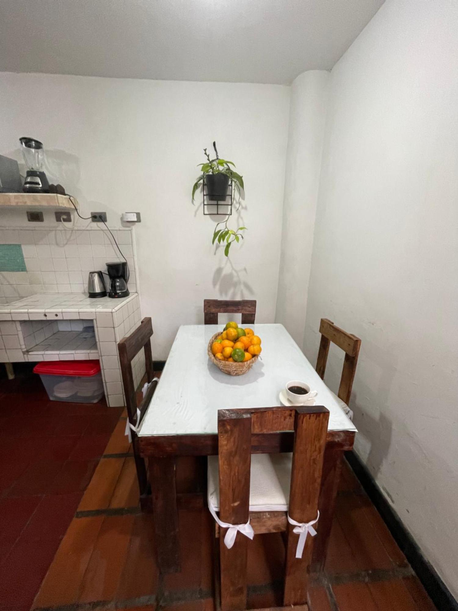 Casa Colonial En Pleno Centro Histórico De Cali- Se Alquila La Casa Entera 10 O 11 Personas O Por Cali