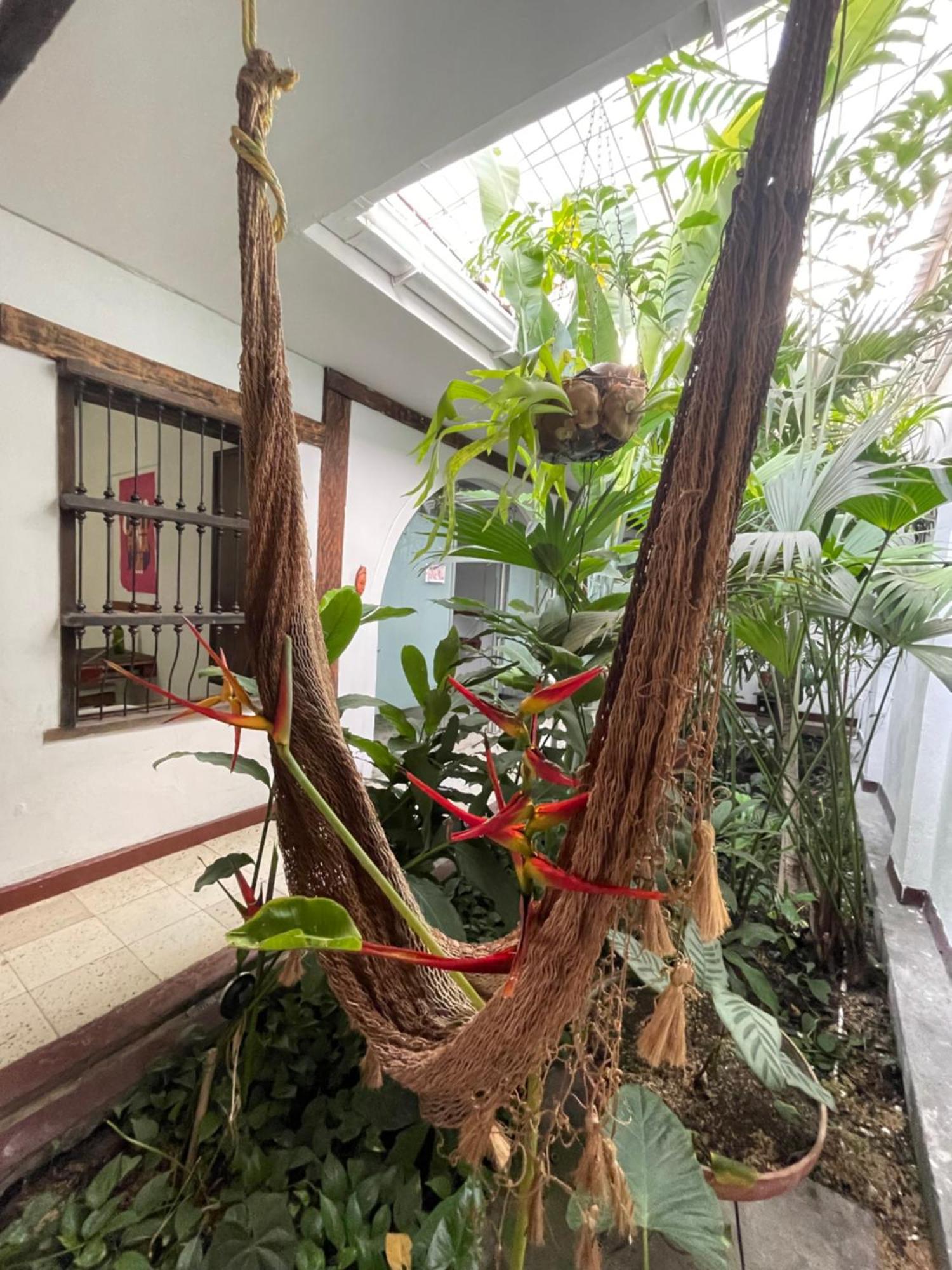 Casa Colonial En Pleno Centro Histórico De Cali- Se Alquila La Casa Entera 10 O 11 Personas O Por