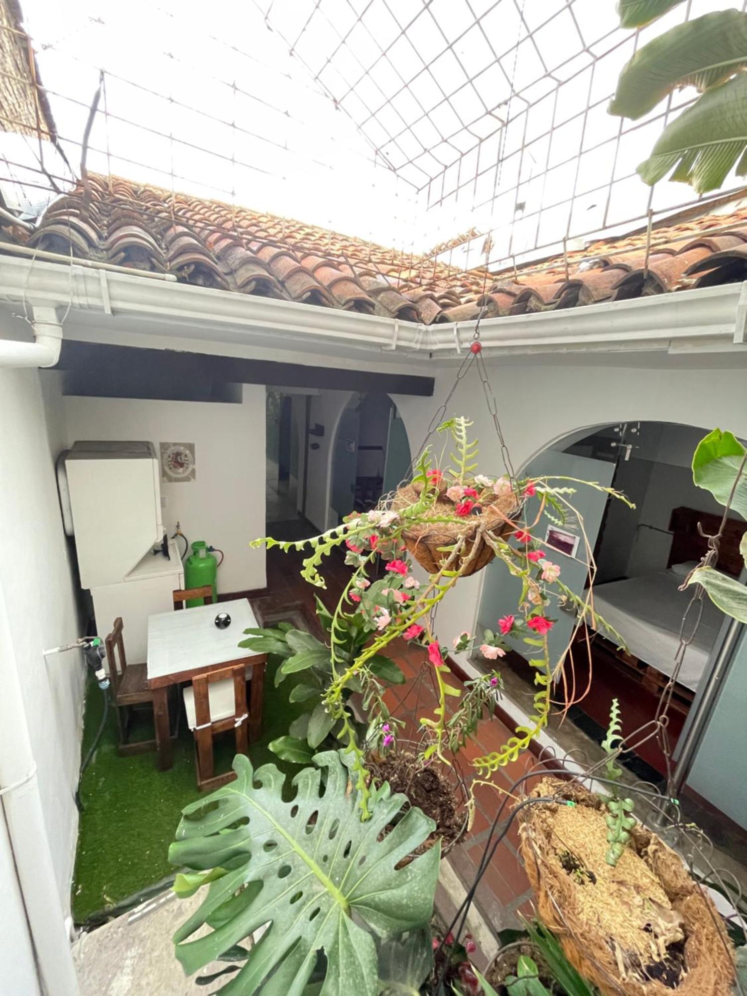 Casa Colonial En Pleno Centro Histórico De Cali- Se Alquila La Casa Entera 10 O 11 Personas O Por Cali