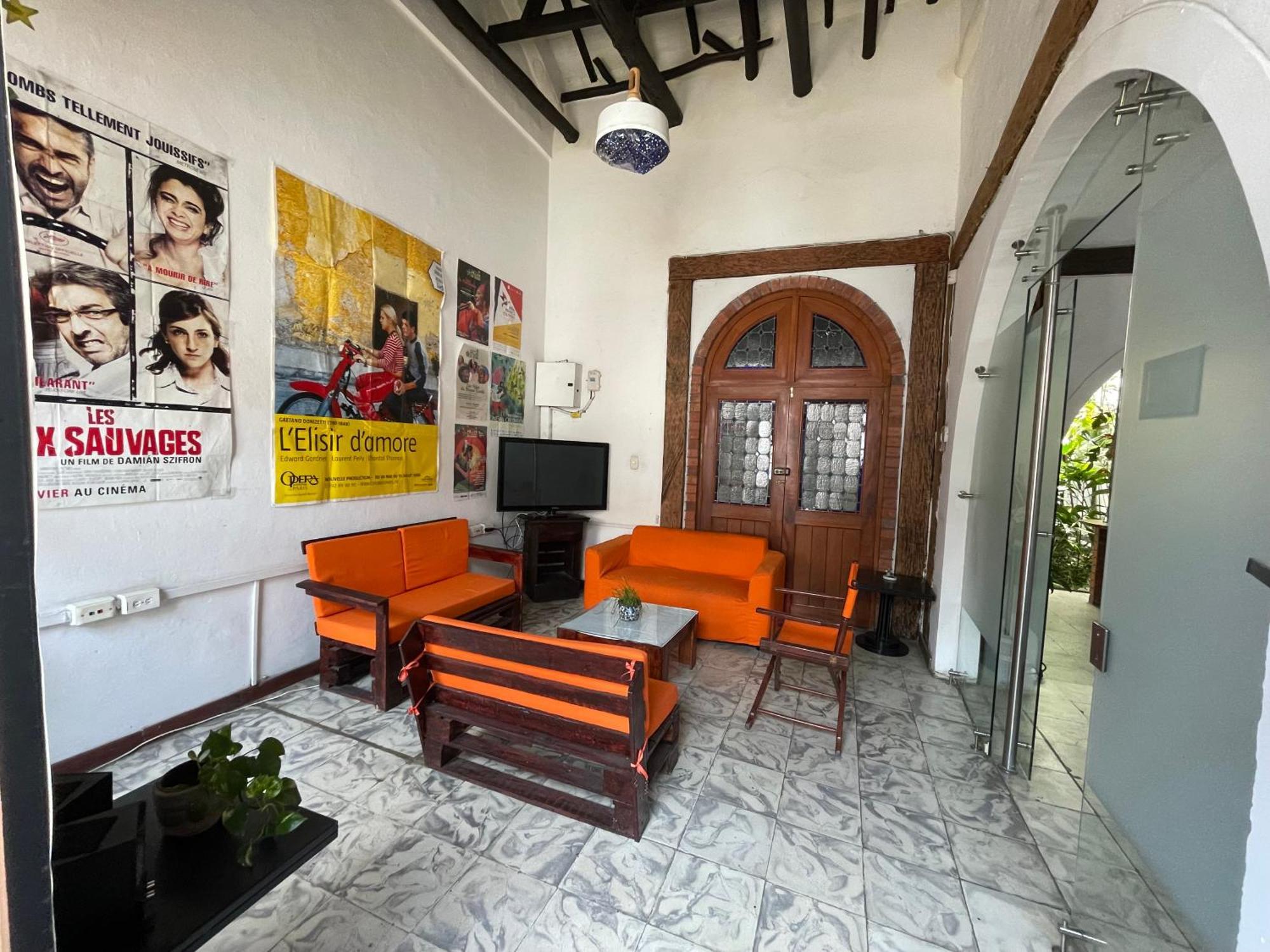 Casa Colonial En Pleno Centro Histórico De Cali- Se Alquila La Casa Entera 10 O 11 Personas O Por