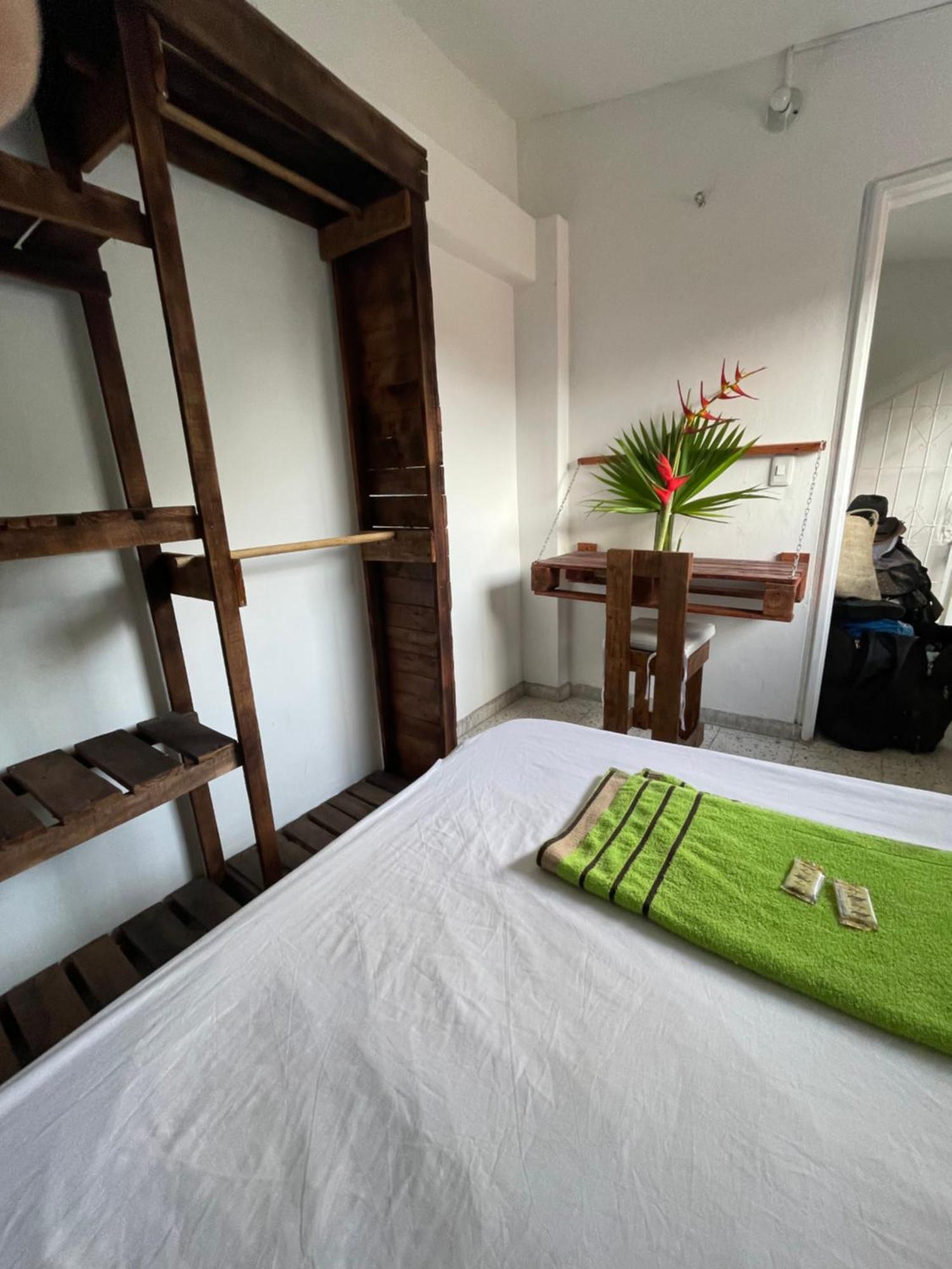Habitación en casa particular Casa Colonial En Pleno Centro Histórico De Cali- Se Alquila La Casa Entera 10 O 11 Personas O Por Cali
