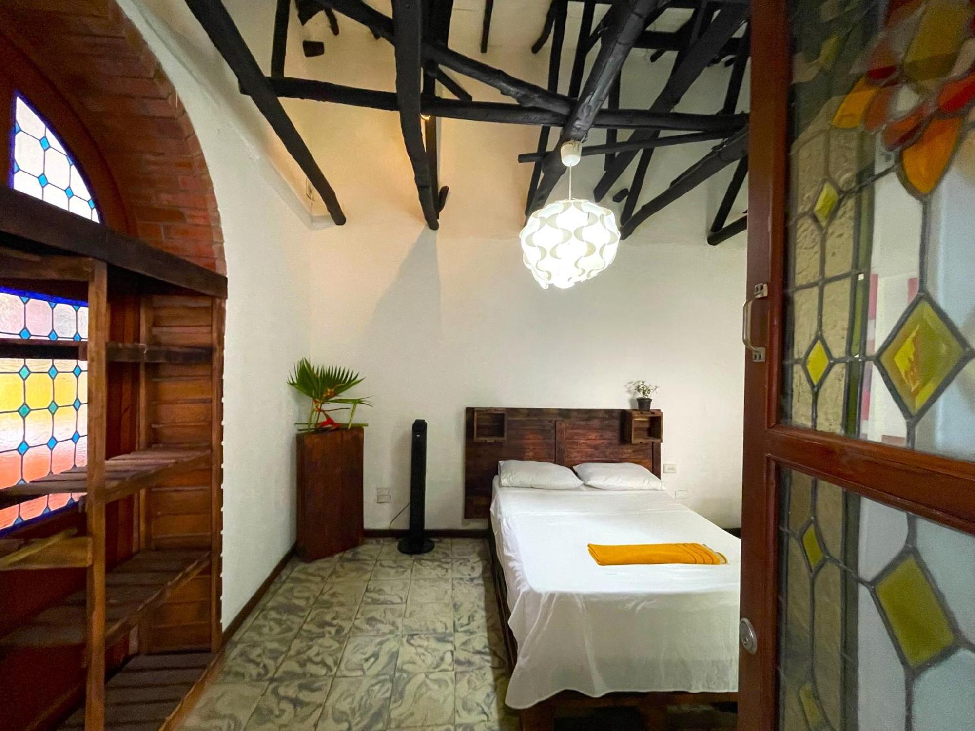 Casa Colonial En Pleno Centro Histórico De Cali- Se Alquila La Casa Entera 10 O 11 Personas O Por Cali