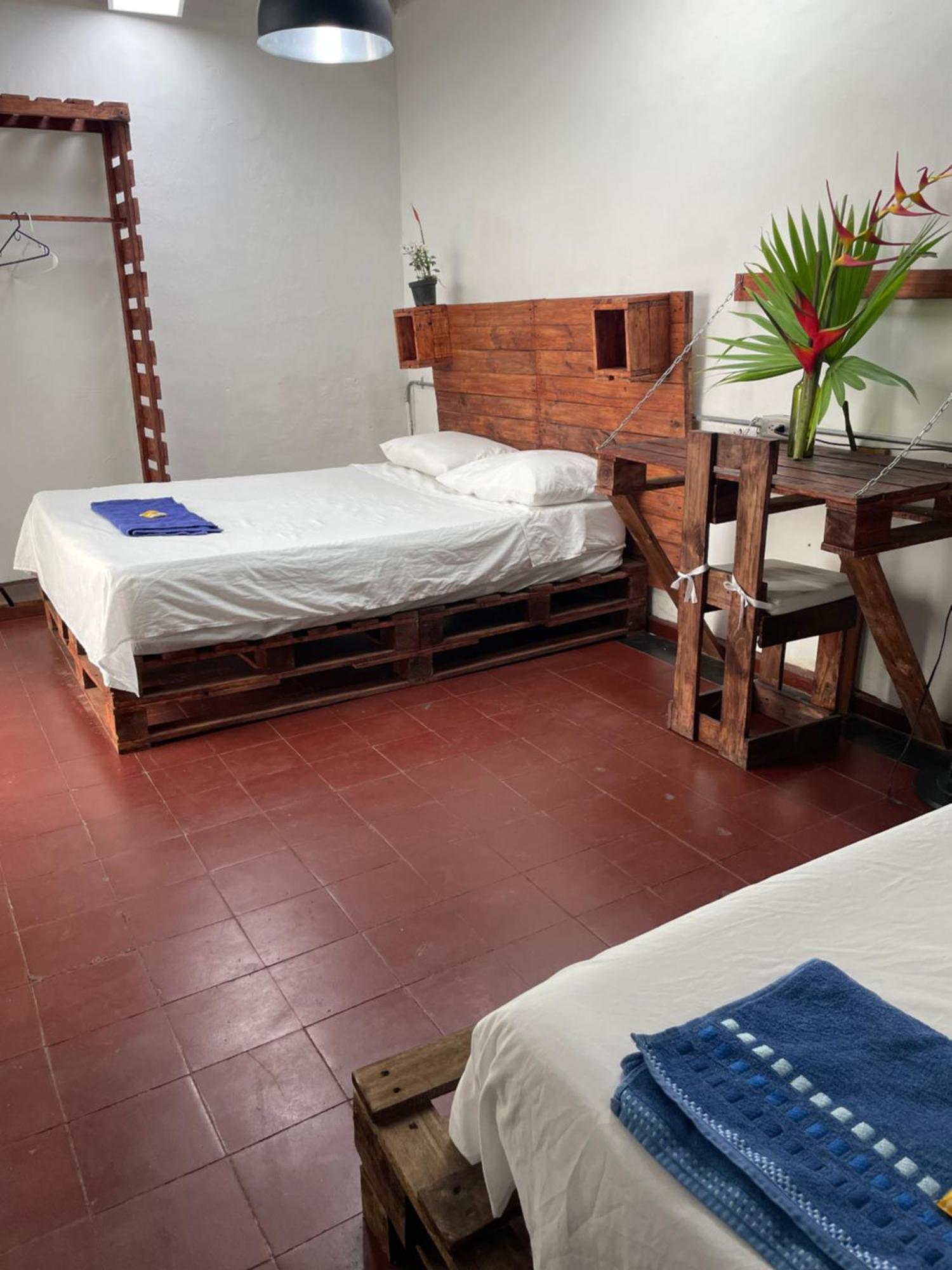 Casa Colonial En Pleno Centro Histórico De Cali- Se Alquila La Casa Entera 10 O 11 Personas O Por Cali