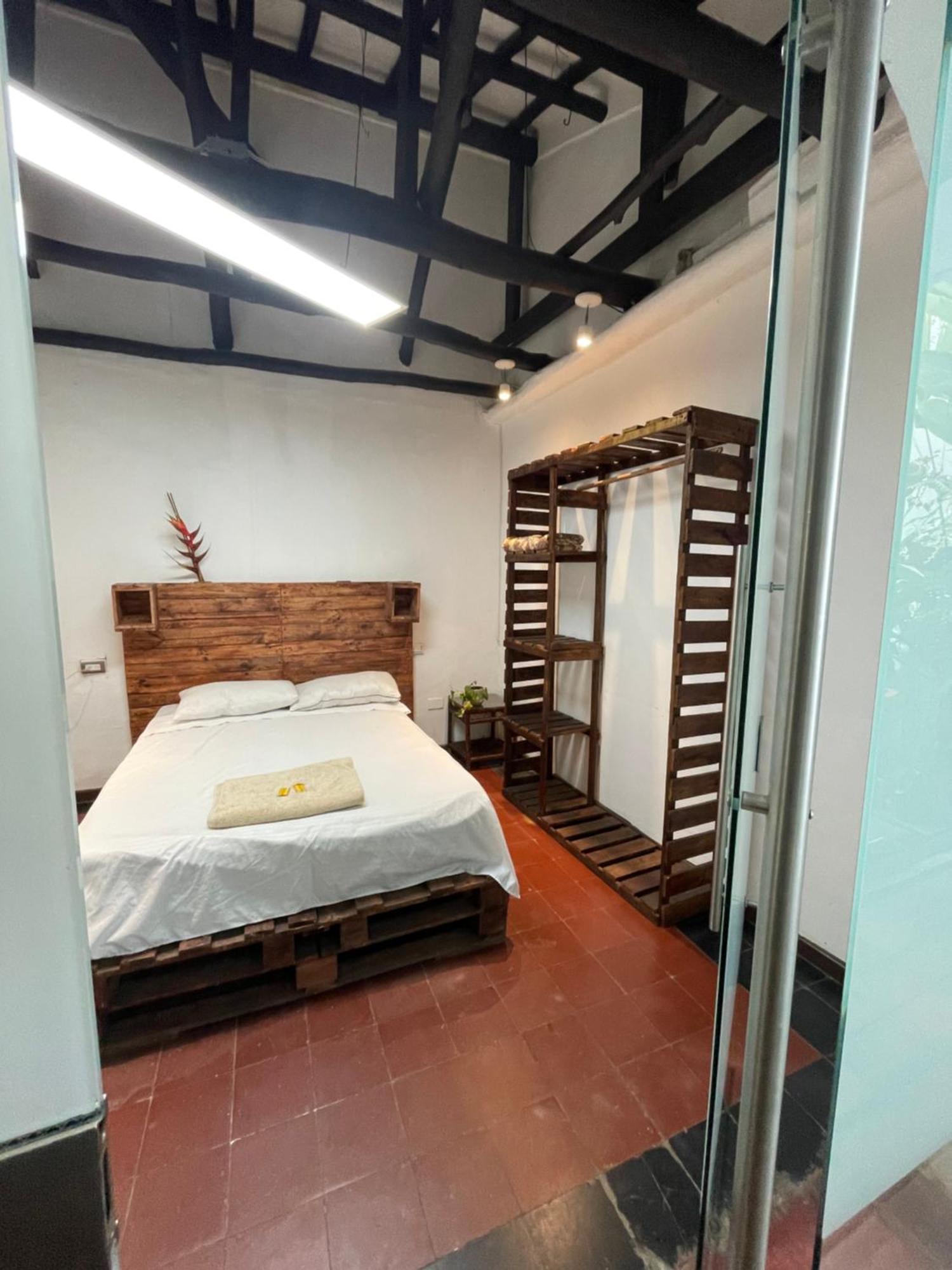 Casa Colonial En Pleno Centro Histórico De Cali- Se Alquila La Casa Entera 10 O 11 Personas O Por Habitación en casa particular