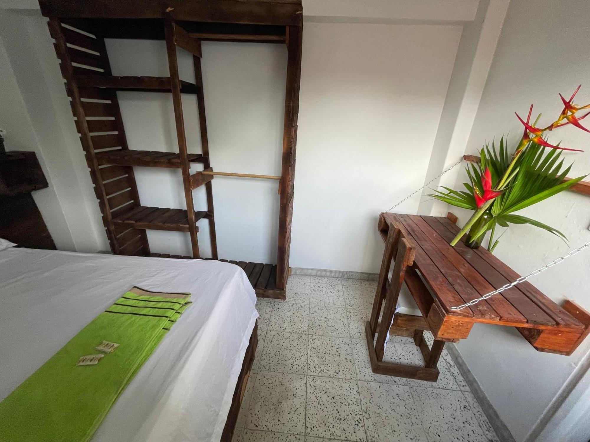 Casa Colonial En Pleno Centro Histórico De Cali- Se Alquila La Casa Entera 10 O 11 Personas O Por
