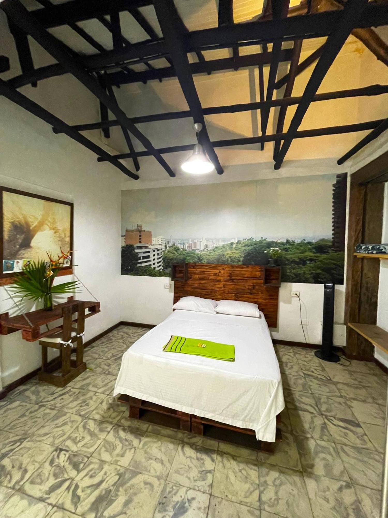 Casa Colonial En Pleno Centro Histórico De Cali- Se Alquila La Casa Entera 10 O 11 Personas O Por Habitación en casa particular