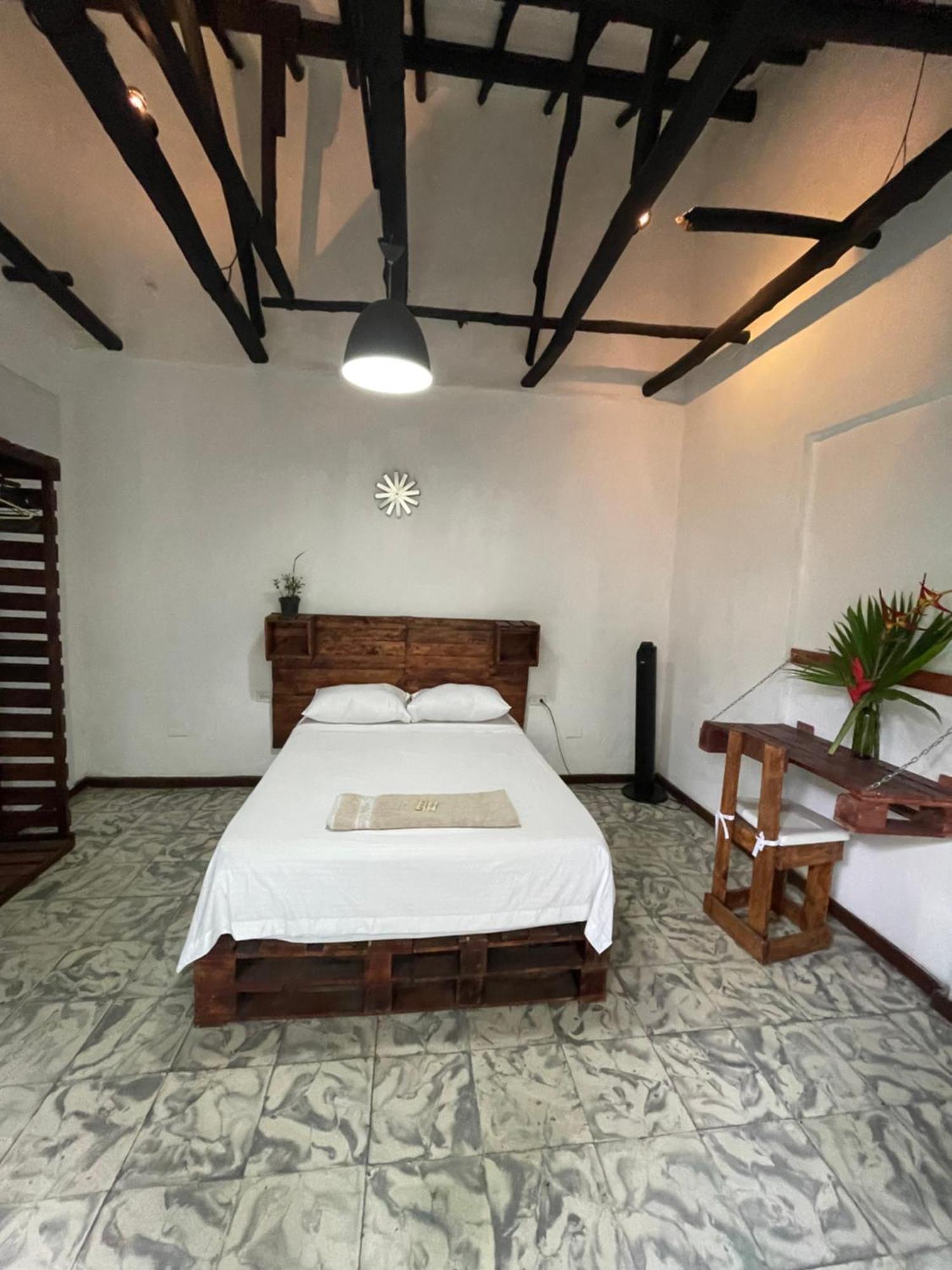 Casa Colonial En Pleno Centro Histórico De Cali- Se Alquila La Casa Entera 10 O 11 Personas O Por Habitación en casa particular