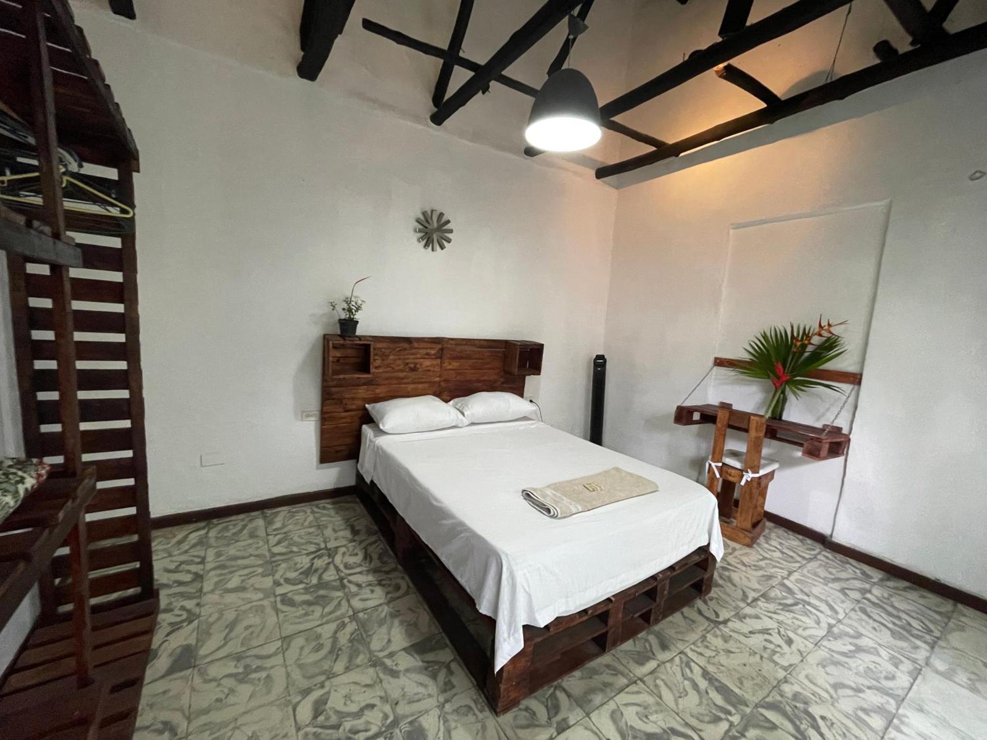 Casa Colonial En Pleno Centro Histórico De Cali- Se Alquila La Casa Entera 10 O 11 Personas O Por * Cali