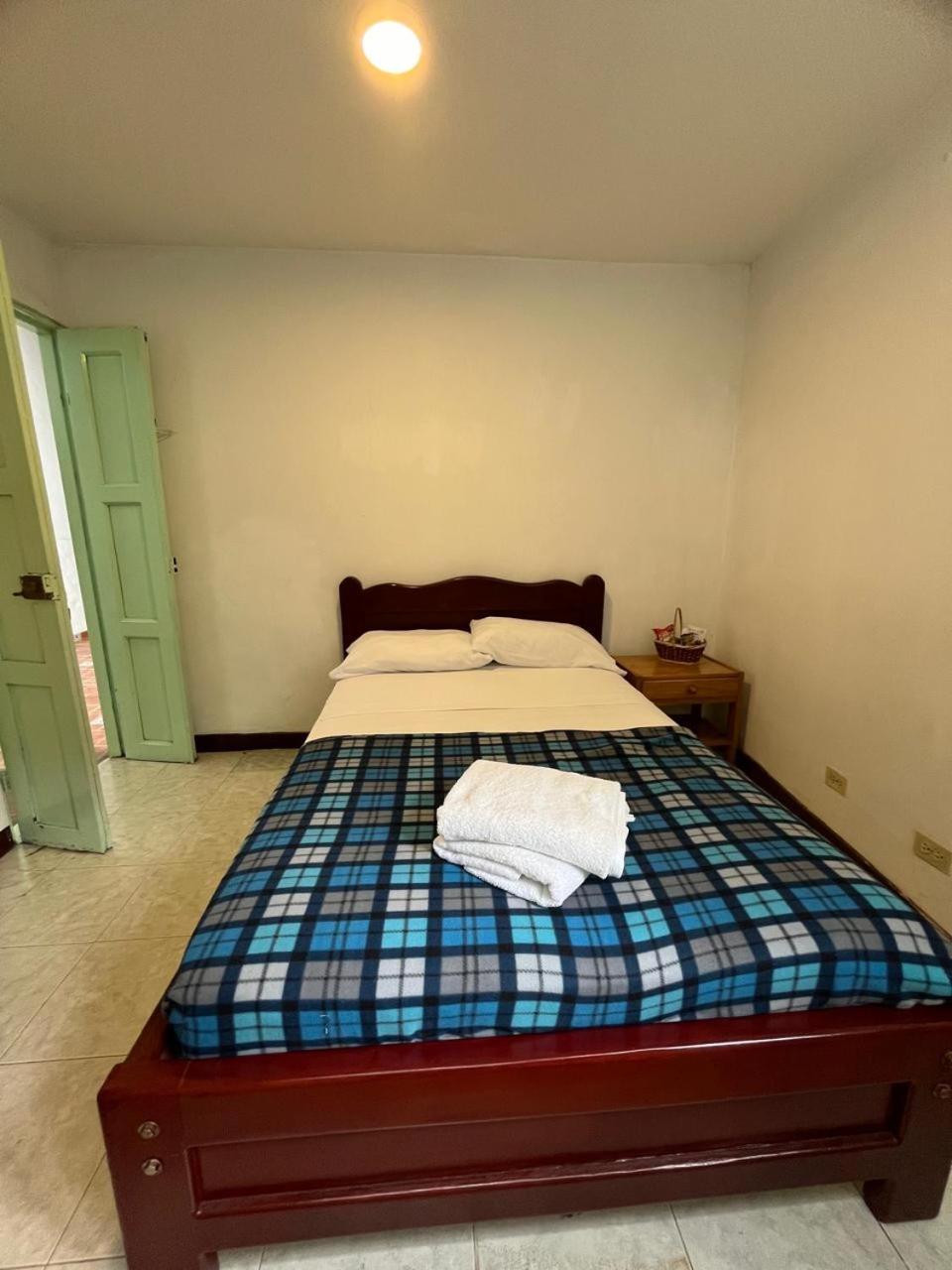 Sandalio Hostal *