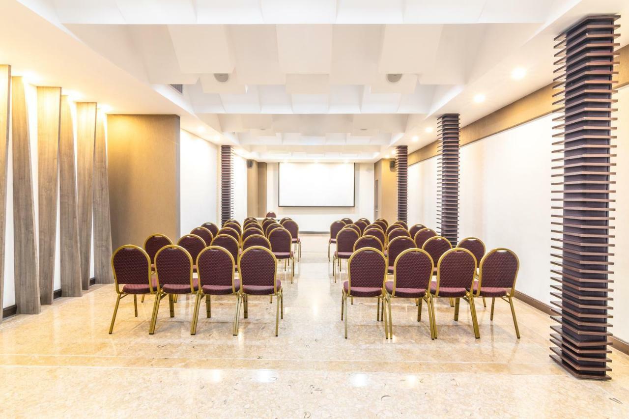 Sonesta Hotel