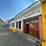 Casa colonial en pleno centro histórico de Cali- Se alquila la casa entera para 10 o 11 personas o por habitaciones