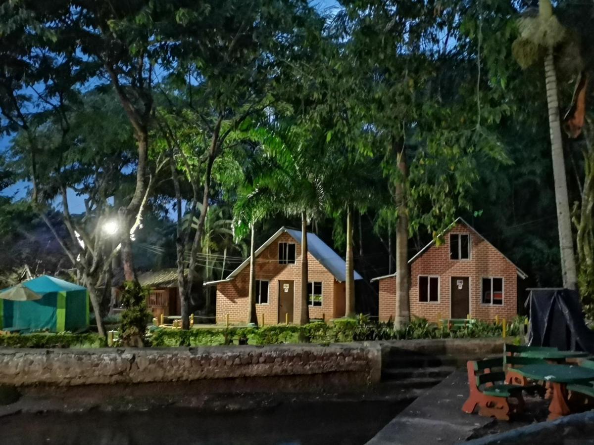 Centro Vacacional El Saman * Cali