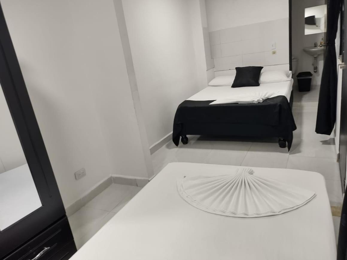 Black & White Hotel *