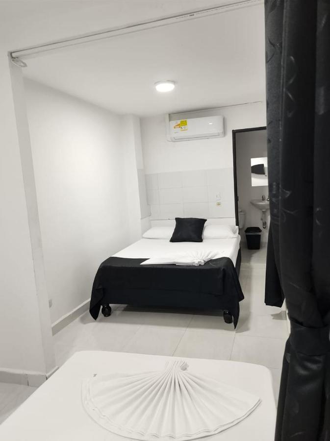 Black & White Hotel *