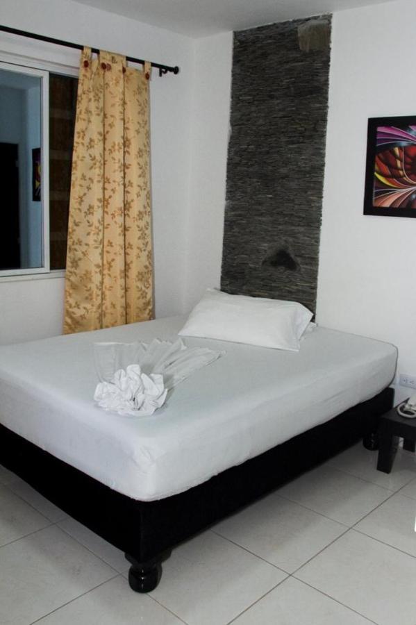 Hotel Black & White *