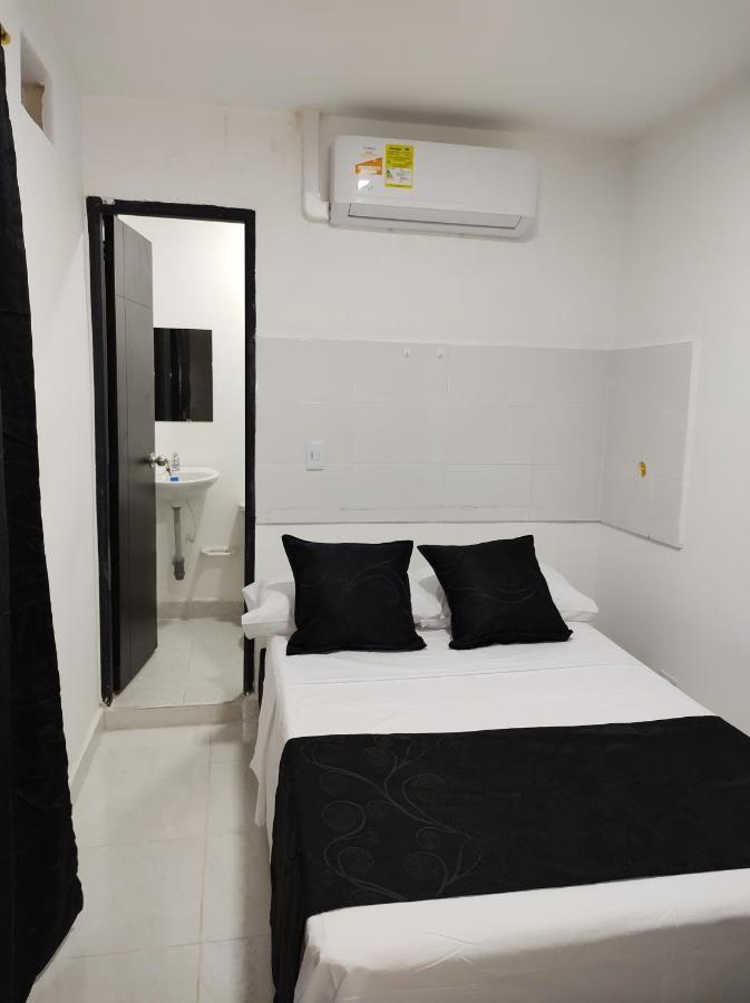 Hotel Black & White *