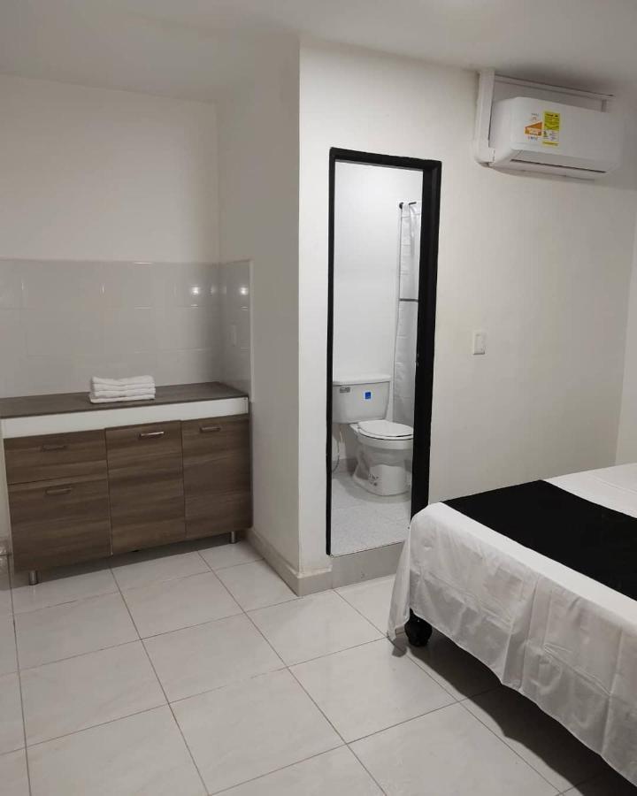 Hotel Black & White *