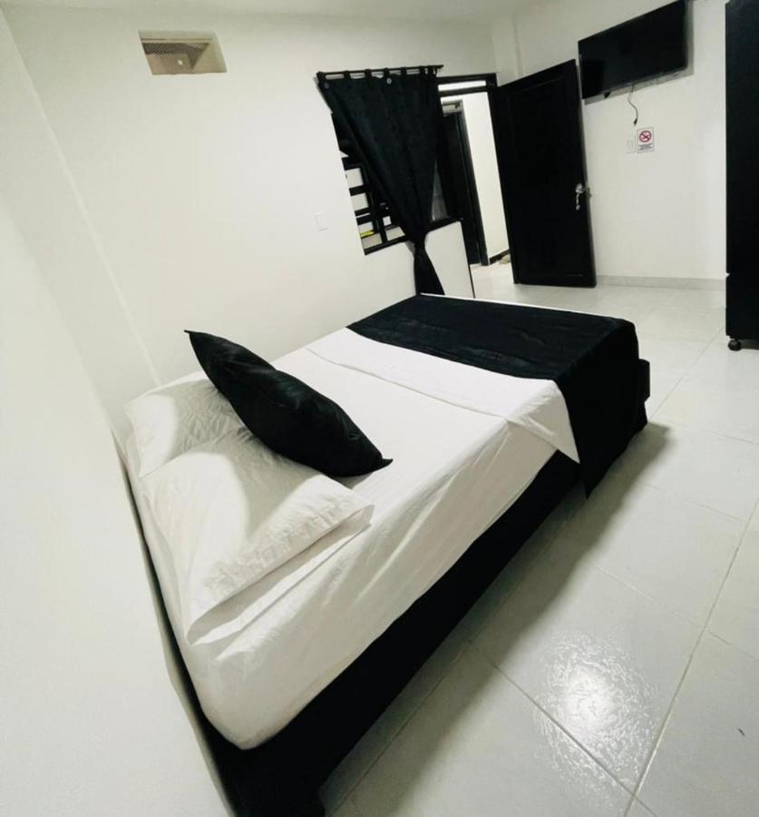 Black & White Hotel *