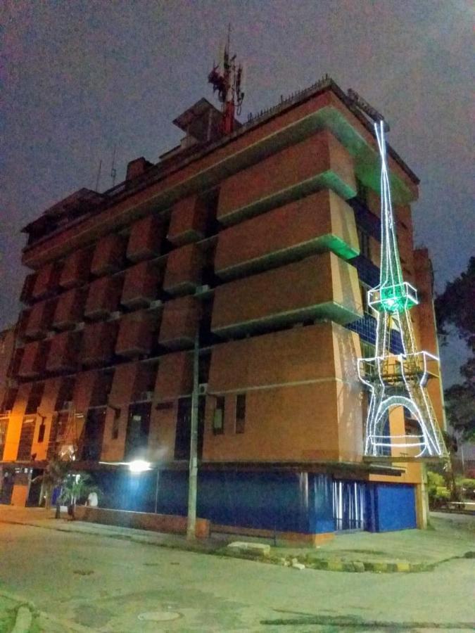 Noches De París Hotel