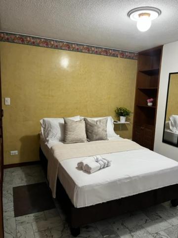 Habitacion Bano Privado Y Parqueadero Sur Habitación en casa particular *