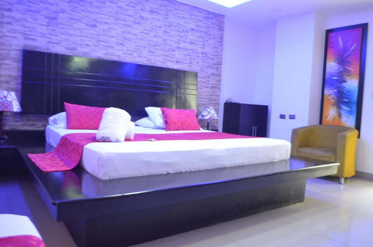Six Avenue Hotel *