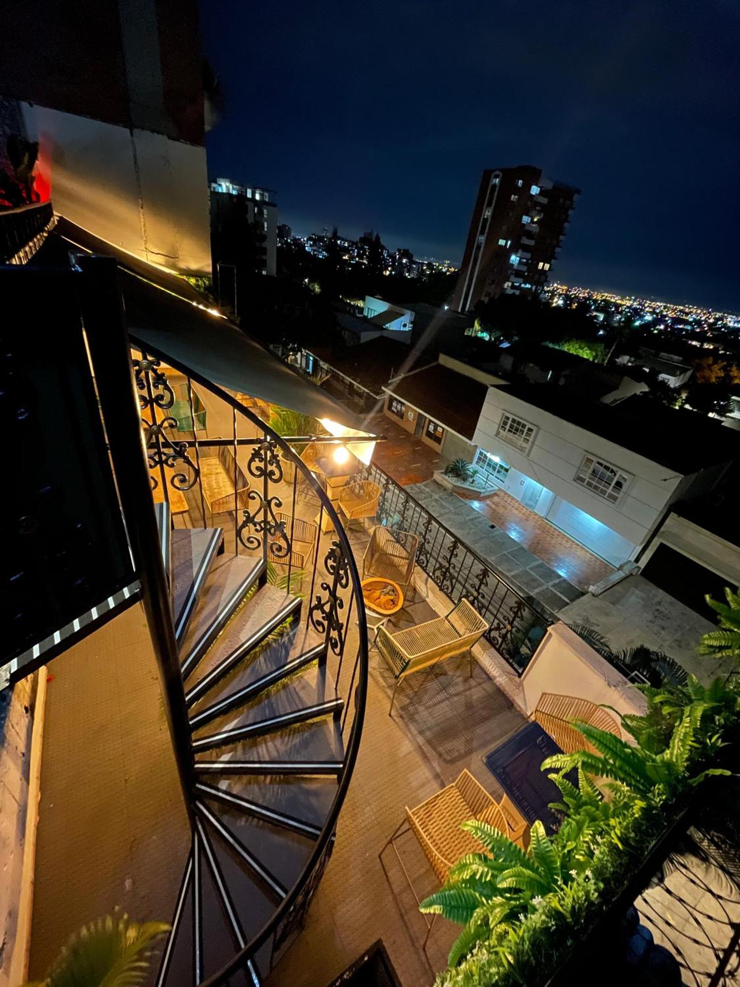 The View & Lounge Hostal