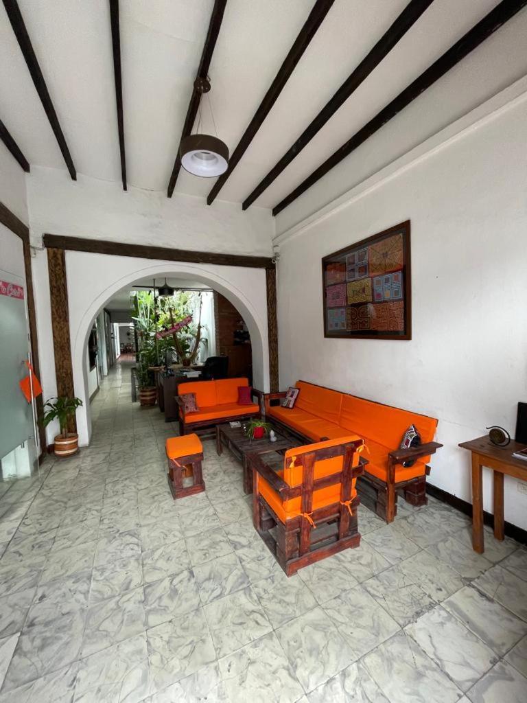 Casa Colonial En Pleno Centro Histórico De Cali- Se Alquila La Casa Entera 10 O 11 Personas O Por Cali
