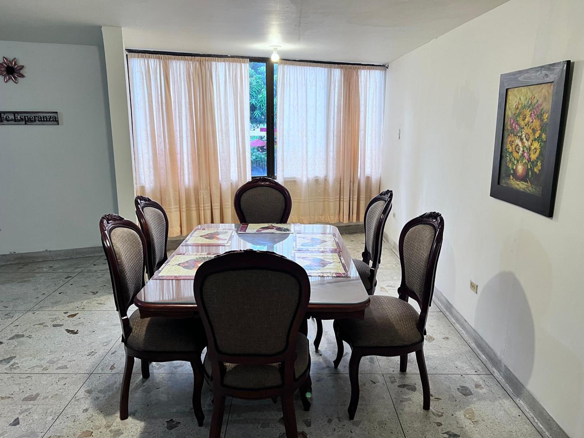 Zona Rosa Barrio Granada - Grande Y Comodo - Cozy Large Near Tourist Attractions Apartment Cali