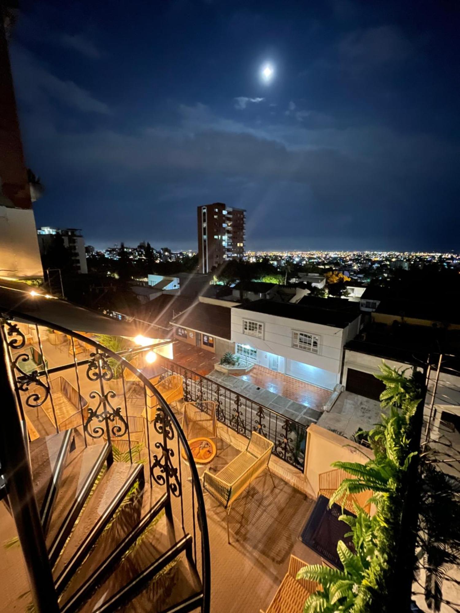 The View & Lounge * Cali